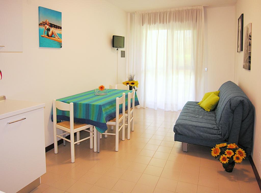 Apartment Gemini Con Piscina Bibione Habitación foto